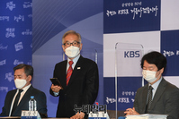 [포토] '텔레비전방송수신료 조정안' 설명하는 김상근 이사장