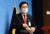 [포토] 회견장 떠나는 황교안 전 미래통합당 대표