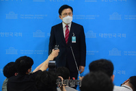 [포토] 기자들의 질문에 답하는 황교안 전 대표