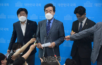 [포토] 기자들의 질문에 답하는 이낙연