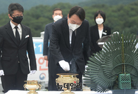 [포토] 연평해역 전사자 묘역 찾은 윤석열 전 검찰총장