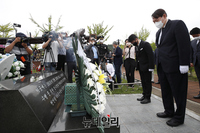 [포토] 천안함 46용사 묘역서 묵념하는 윤석열