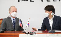 [포토] 대화 나누는 이준석 대표와 랩슨 주한 미국대사 대리