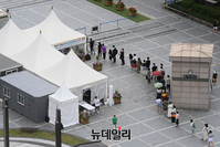 [포토] 신규 확진자 1,200명 발생 '3차 유행 정점 근접'