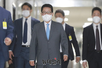 [포토] 회의장 향하는 박지원 국가정보원장