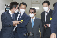 [포토] 기자들의 질문에 답하는 박지원 국가정보원장