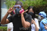 [포토] 코로나 공포에 방독마스크 쓴 외국인 