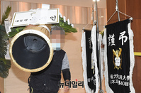 [포토] 최재형 전 감사원장 부친 빈소로 들어가는 文 대통령 근조화환