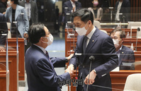 [포토] 동료의원들과 대화 나누는 김기현 국민의힘 원내대표