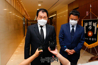 [포토] 최영섭 예비역 대령 빈소 찾은 유영민-이철희