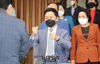 [포토] 동료의원들과 대화 나누는 김기현 국민의힘 원내대표