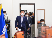 [포토] 입장하는 송영길 더불어민주당 대표