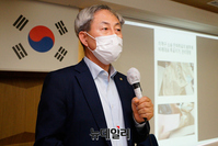 [포토] '이상한 투표지에 관하여' 주제로 발표하는 권오용 변호사