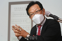 [포토] 인천 연수구을 선거무효소송 관련 발표하는 석동현 변호사