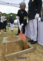 [포토] 고 최영섭 대령 안장식, 허토하는 최재형 전 감사원장