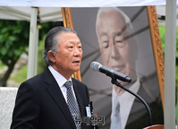 [포토] 우남 이승만 서거 56주기, 추모식사하는 신철식 회장