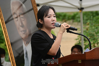 [포토] 우남 서거 56주기 추모식 '대통령 할아버지께' 헌사하는 여명 시의원