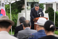 [포토] 우남 이승만 서거 56주기, 추모기도 하는 송기성 목사