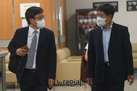 [포토] 공판 출석하는 백원우 전 청와대 민정비서관