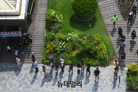 [포토] 거리두기 4단계 시행 첫날, 인파 붐비는 선별진료소