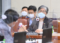 [포토] 질문에 답하는 정은경 질병관리청장