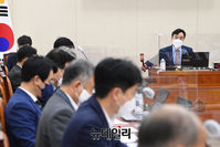 [포토] 의사봉 두드리는 윤관석 국회 정무위원장