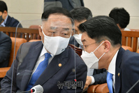 [포토] 대화 나누는 홍남기 경제부총리와 이억원 1차관