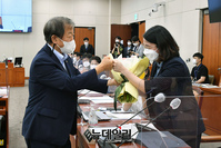 [포토] 용혜인 의원 출산 축하하는 윤후덕 기획재정위원장