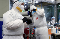 [포토] 낮 최고 35도 폭염과 싸우는 코로나 의료진