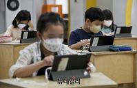 [포토] 등교해 원격수업 받는 초등학생들