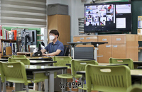 [포토] 텅빈교실서 원격수업 진행하는 교사