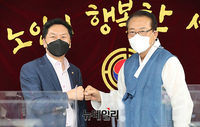[포토] 인사 나누는 김기현 원내대표와 김호일 대한노인회장