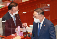 [포토] 스치는 김부겸 총리와 홍남기 부총리