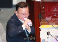 [포토] 목타는 김부겸 국무총리