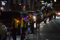 [포토] 자영업자 심야 차량시위 통제하는 경찰
