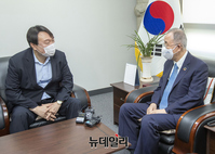 [포토] 환담 나누는 윤석열-반기문