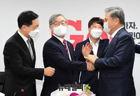 [포토] 인사 나누는 최재형 전 감사원장과 박진 의원