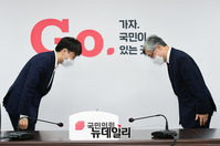 [포토] 인사 나누는 이준석·최재형