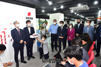 [포토] 기자들의 질문에 답하는 최재형 전 감사원장