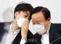 [포토] 대화 나누는 이준석·김재원