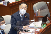 [포토] 답변하는 홍남기 경제부총리