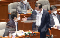 [포토] 대화 나누는 김부겸·황희