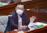 [포토] 답변하는 김부겸 국무총리