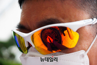 [포토] 휴대용 선풍기로 달래보는 무더위