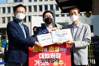 [포토] 김명수 대법원장 탄핵청원서 든 국민의힘-비상시국연대