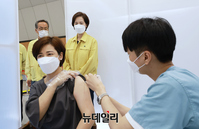 [포토] 학원종사자 백신접종 점검 나선 유은혜