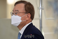 [포토] 한미정상 통화 내용 유출 혐의, 재판 출석하는 강효상 전 의원