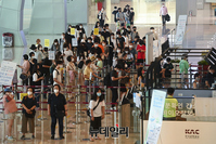 [포토] 거리두기 4단계 첫 주말...여행객으로 붐비는 김포공항