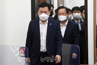 [포토] 고위당정협의 입장하는 송영길·김부겸