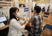 [포토] 코로나19 백신 접종하는 고3 수험생들